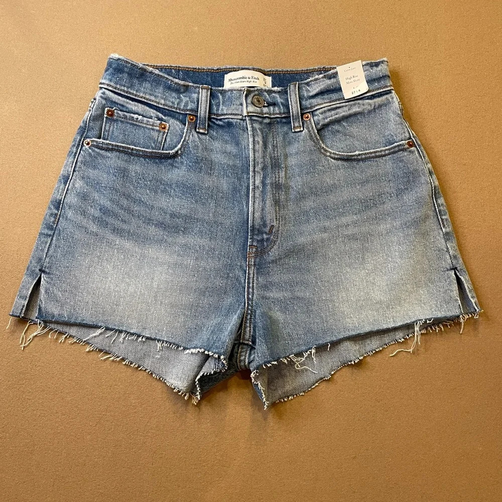 A&F Curve Love The Mom Short High Rise w Sequin Heart Size 4/27 NWT - Picture 2 of 15